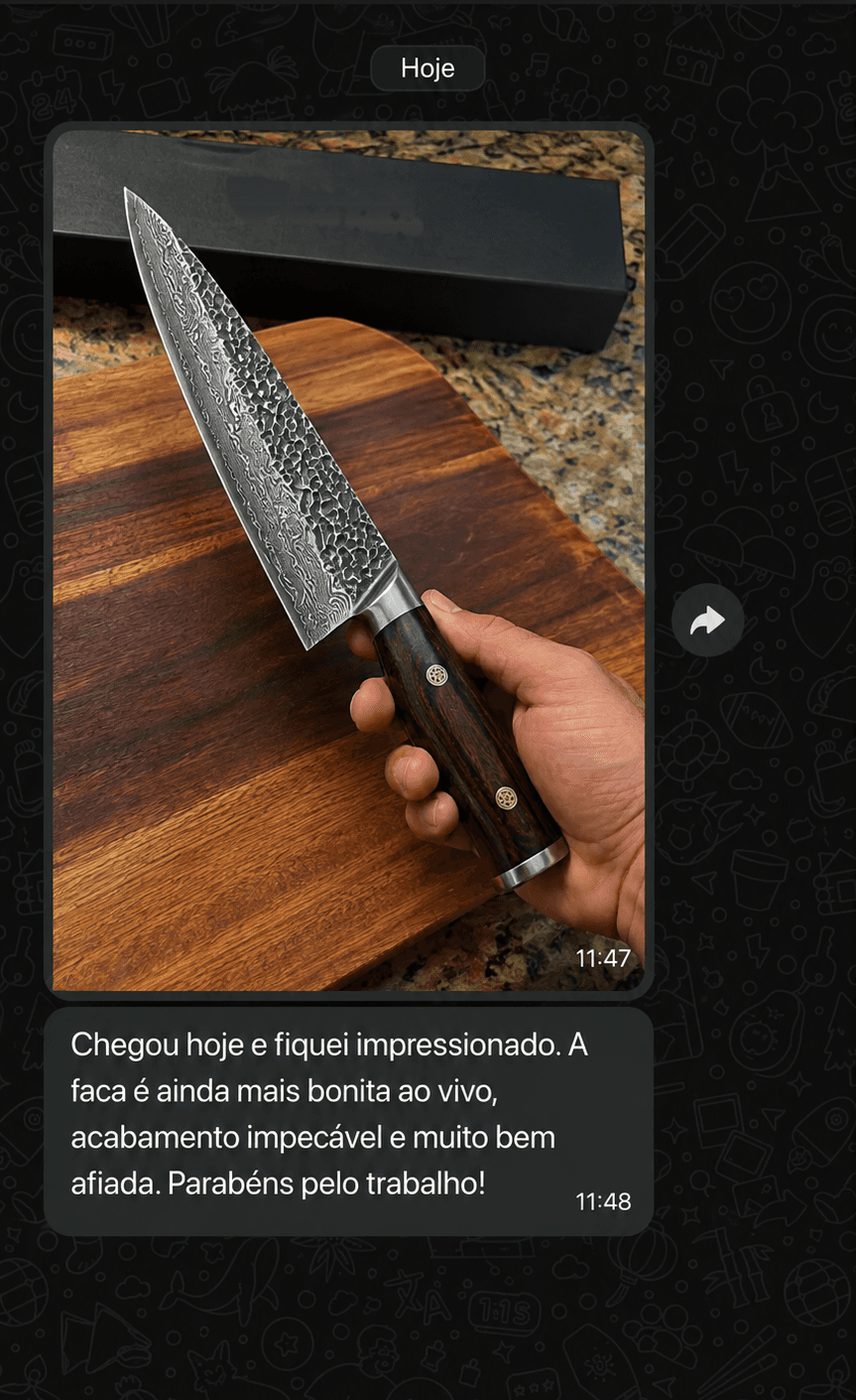 Print da conversa: Chegou hoje e fiquei impressionado. A faca é ainda mais bonita ao vivo, acabamento impecável e muito bem afiada. Parabéns pelo trabalho!